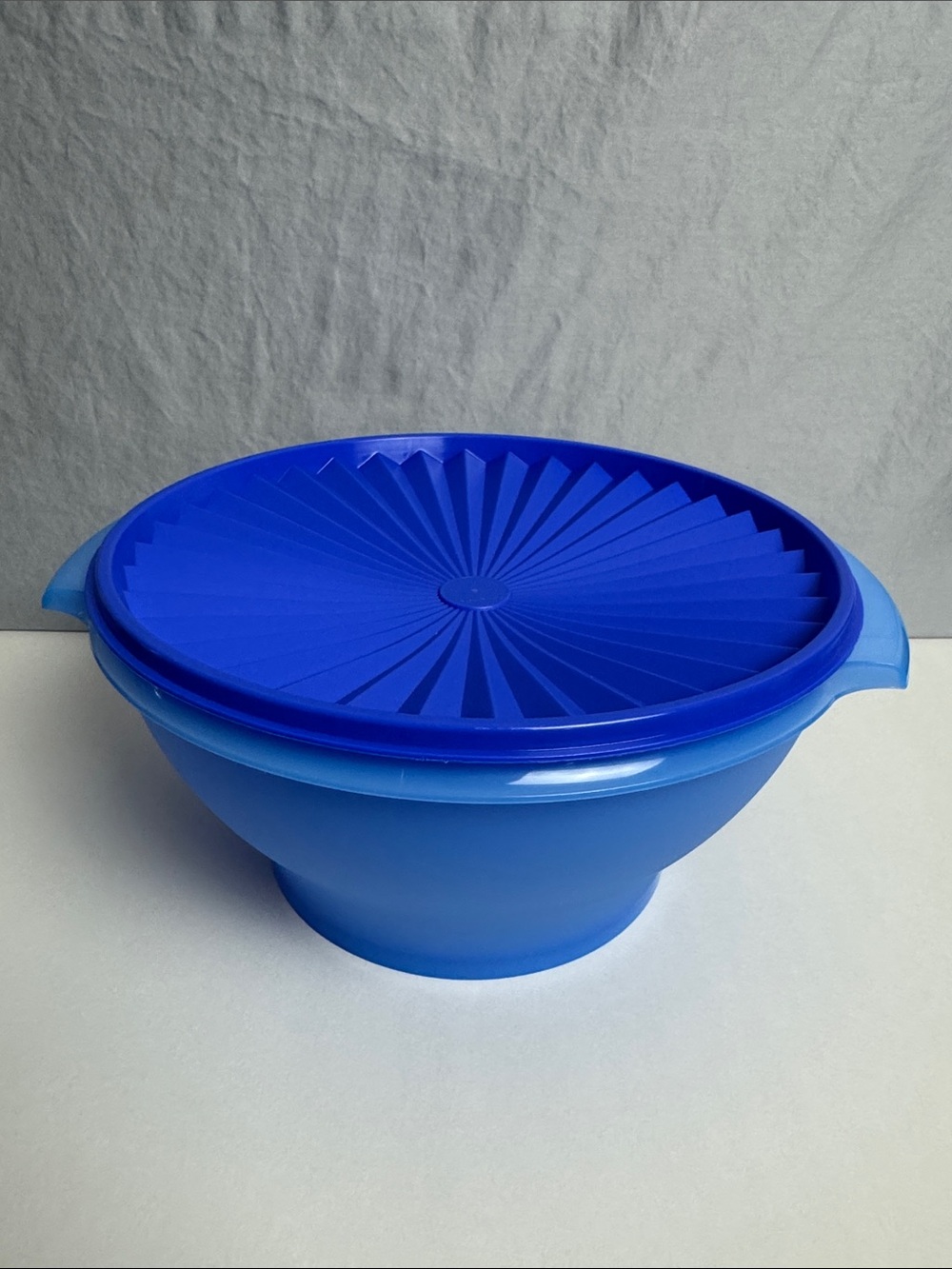 Tupperware 17 Cup Servalier Bowl Light Blue with Blue Seal New